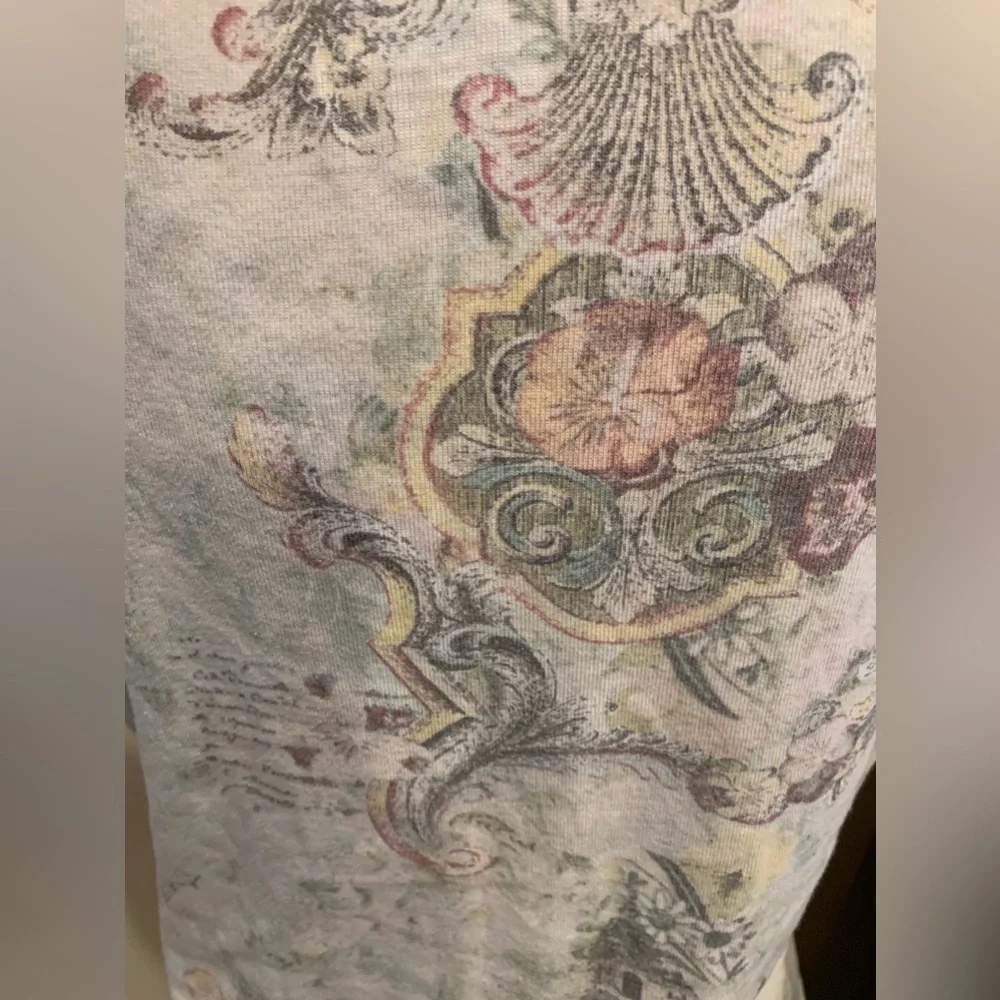 Cream and White graphic tea size small - Picture 5 of 6